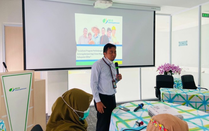 Kepala BPJS Ketenagakerjaan Cabang Blitar Agus Dwi Fitriyanto Saat Berikan Sosialisasi ke Kepala Dinas Pendidikan Kota dan Kabupaten Blitar