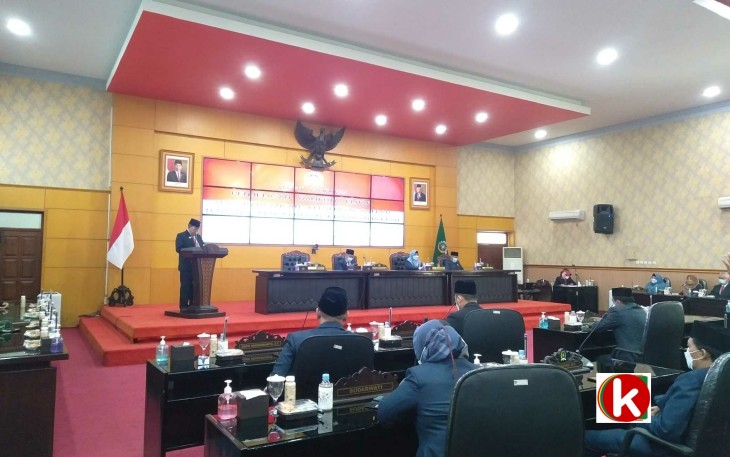 Walikota Blitar Santoso Berikan Penjelasan Raperda Pengelolaan Keuangan Daerah di Forum Rapat Paripurna DPRD Kota Blitar (foto : Faisal NR / Klikwarta.com)