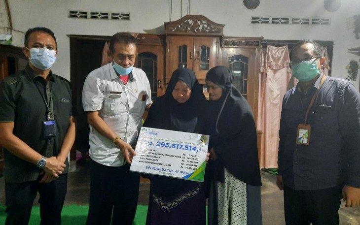 Ahli waris korban kecelakaan Bus vs KA Dhoho di Tulungagung Terima Santunan Kematian dari BPJS Ketenagakerjaan