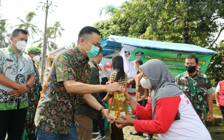 Wabup Rahmat Saat Melayani Masyarakat Pembeli Minyak Goreng di Operasi Pasar Minyak Goreng yang Dilaksanakan di Area Parkir Wisata Kolam Renang Penataran