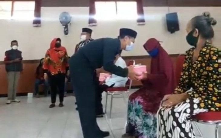 Ketua DPRD Kota Blitar Syahrul Alim Berikan Rapelan ke Lansia Kurang Mampu