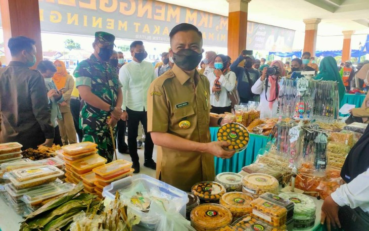 Wakil Bupati Blitar Rahmat Santoso Saat Memperlihatkan Makanan Produk UMKM Kabupaten Blitar Sekaligus ia Beli Sebagai Bentuk Dukungan