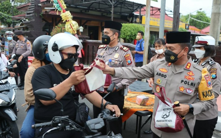 Kapolres Blitar Kota AKBP Argowiyono Bagikan Ta'jil ke Pengendara
