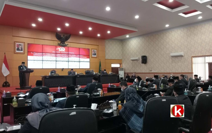 Walikota Santoso Saat Sampaikan Penjelasan Pertanggungjawaban Pelaksanaan APBD Tahun 2021, Propemperda dan Raperda Pengarusutamaan Gender di Sidang Paripurna DPRD Kota Blitar (foto : Faisal NR / Klikwarta.com)