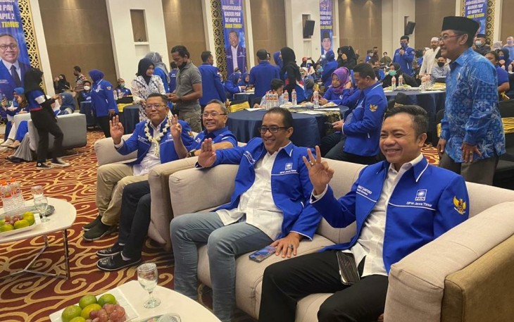 Wakil Ketua DPD PAN Jawa Timur sekaligus Wakil Bupati Blitar Rahmat Santoso (duduk paling kanan) Bersama Pengurus PAN Jawa Timur dan Ketum PAN Zulkifli Hasan