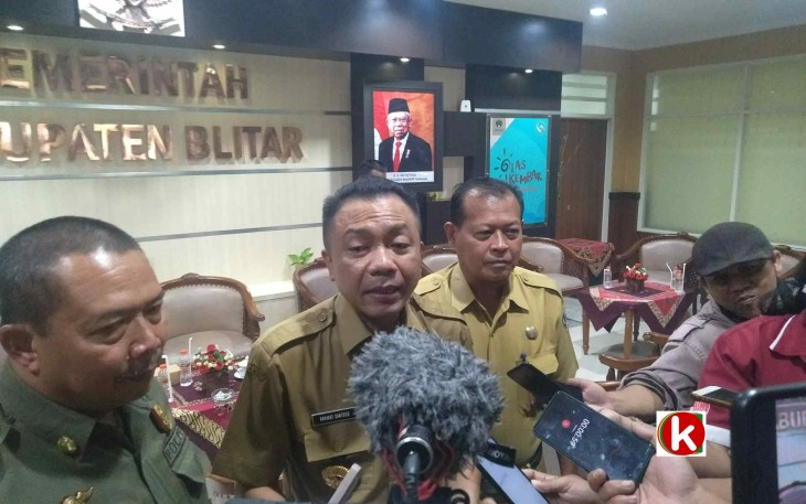 Wakil Bupati Blitar Rahmat Santoso Saat Dihubungi Awak Media Seusai Menerima Audiensi Beberapa Perwakilan LSM GPI di Ruang Transit Kantor Bupati Blitar (foto : Faisal NR / Klikwarta.com)