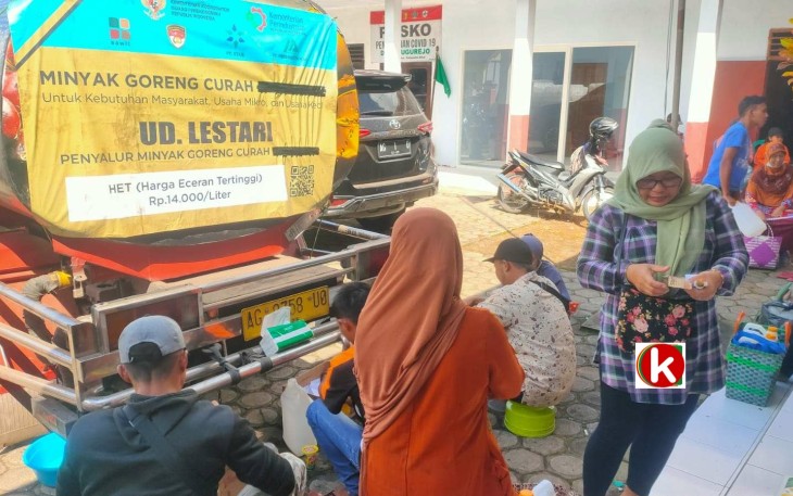 Operasi Pasar Minyak Goreng Curah di Desa Tugurejo Wates Kabupaten Blitar, Sabtu 18 Juni 2022.