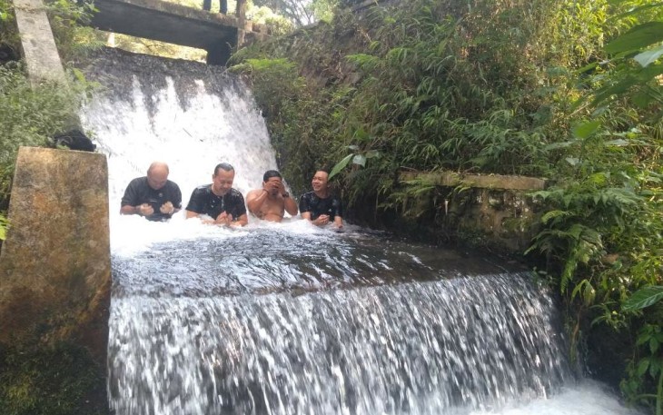 Wabup Rahmat (paling kanan) bersama Romy Soekarno (paling kiri) dan Beberapa Rekan Saat Menikmati Segarnnya Air Telaga Rambut Monte di Kucuran Aliran Menuju Sebuah Sungai di Destinasi Wisata Telaga Rambut Monte (foto : Faisal NR / Klikwarta.com)