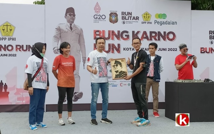 Wabup Blitar Rahmat Santoso (tiga dari kiri) Berikan Reward Kepada Pelari Bung Karno Run 2022 (foto : Klikwarta.com)