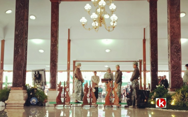 Situasi Rangkaian Acara Pisowanan Agung, Bupati Blitar Rini Syarifah Didampingi Wakil Bupati Blitar Rahmat Santoso (dua dari kanan) hendak Serahkan Pusoko kepada Ketua DPRD Kabupaten Blitar Suwito (paling kanan). (foto : Faisal NR / Klikwarta.com)
