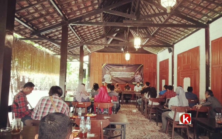 Situasi Pertemuan Kapolres Blitar, Dandim 0808/Blitar, dan Jajaran Pemkab Blitar dengan Mahasiswa yang Akan Demo Tolak Kenaikan Harga BBM (foto : Faisal NR / Klikwarta.com)