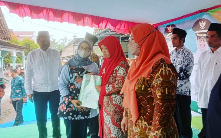 Sebelum Meninjau Rutilahu yang Hendak Dibedah, Bupati Blitar Rini Syarifah Didampingi Ketua Baznas Kabupaten Blitar Akhmad Husain Menyerahkan Uang Insentif ke Guru Tidak Tetap (GTT). (foto : Faisal NR / Klikwarta.com)