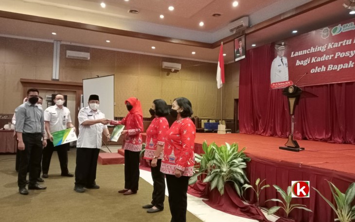 Walikota Blitar Santoso Didampingi Kepala BPJamsostek Blitar, Kadinkes Kota Blitar Serahkan Kartu Peserta BPJS Ketenagakerjaan (foto : Faisal NR / Klikwarta.com)