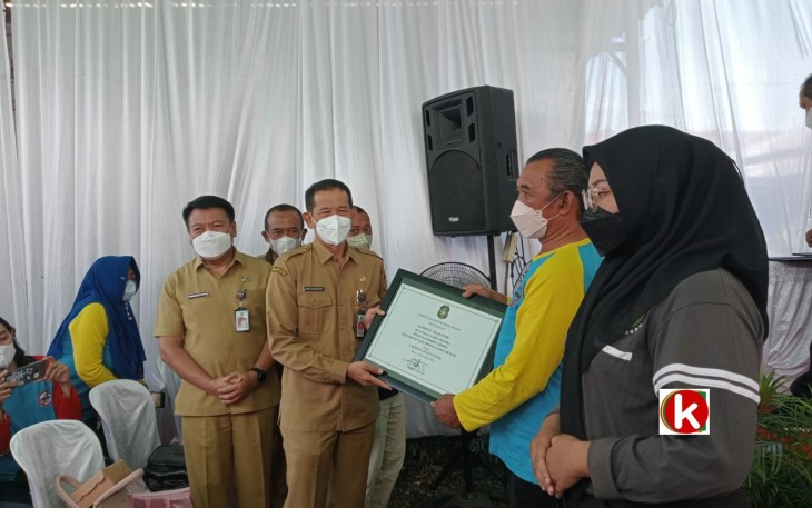 Sekda Kota Blitar Priyo Suhartono Berikan Plakat Penghargaan Pencegahan Wabah DBD (foto : Faisal NR / Klikwarta.com)