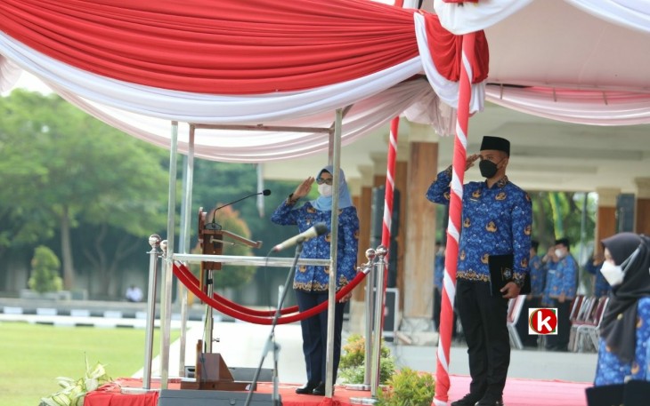 Bupati Blitar Rini Syarifah Pimpin Upacara HUT KORPRI ke- 51 dan HKN ke- 58 di Alun-Alun Kanigoro (foto : Faisal NR / Klikwarta.com)