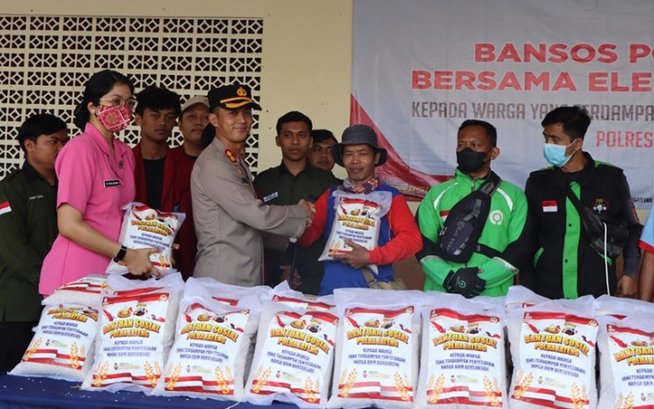 Kapolres Karanganyar AKBP Danang Kuswoyo menyerahkan bantuan beras kepada warga terdampak kenaikan harga BBM, Jumat (9/9/2022).