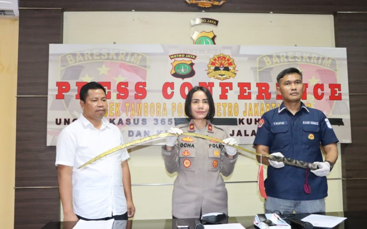 Kapolsek Tambora Kompol Rosana Albertina Labobar didampingi kanit Reskrim Akp Yugo Pambudi saat konferensi pers, Senin (03/10/2022).