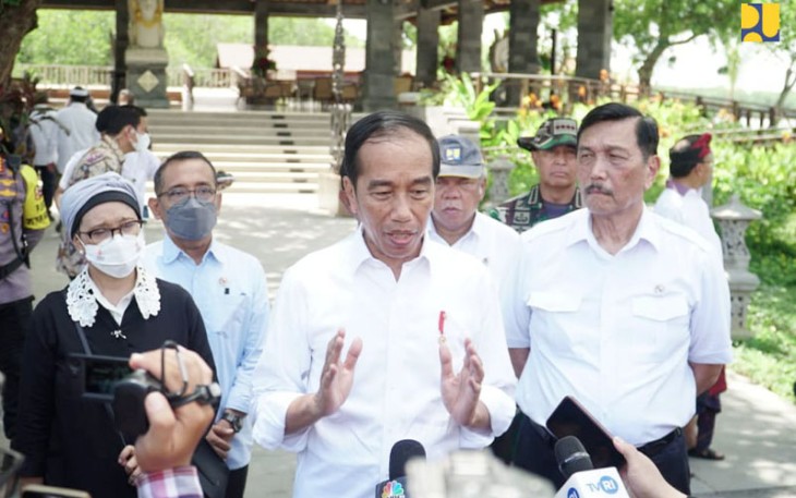 Presiden RI Ir H Joko Widodo saat diwawancarai awak media usai Tinjau Penataan Kawasan Konservasi Mangrove Tahura di Denpasar Bali, Selasa (8/11/2022).
