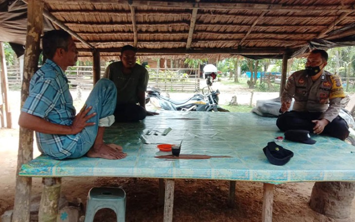 Bhabinkamtibmas Polsek Peureulak Timur saat sambang Warga Binaannya.