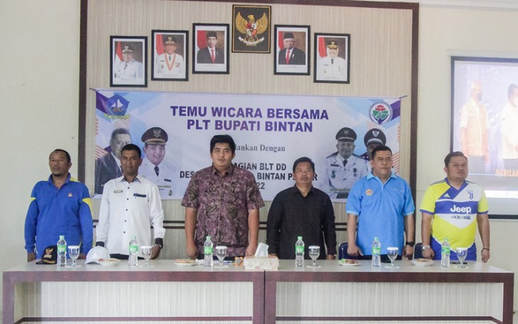 Roby (tengah) saat dalam acra pembagian BLT-DD Bagi 114 KPM di Desa Kelong