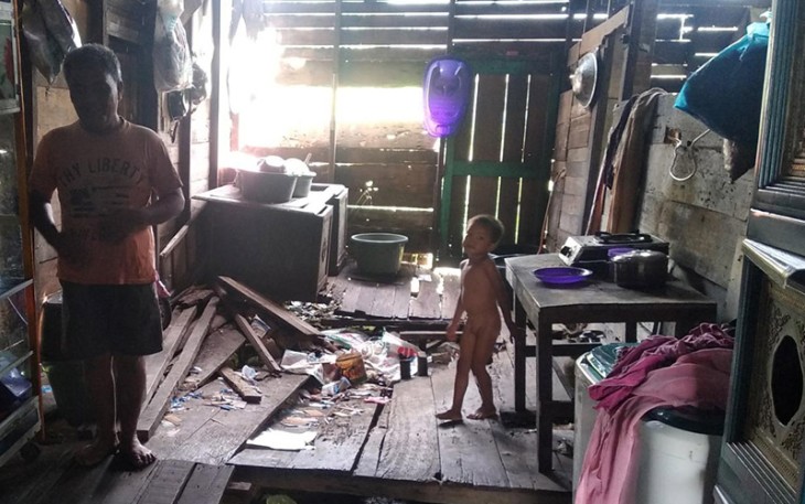 Sarifuddin Chaniago (45) alias Buyung saat didalam rumahnya yang terlihat memprihatinkan.