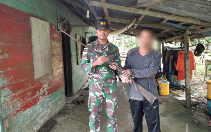 Warga Perbatasan saat Serahkan Senpi Rakitan dengan Sukarela ke Satgas Pamtas Yonif 645/GTY 