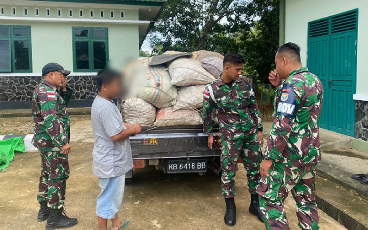 Satgas Pamtas Yonif 645/Gty saat Amankan 50 Karung Kayu Getah Damar
