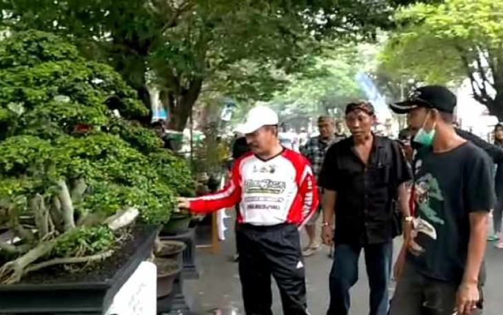 Bupati Pati Haryanto ketika meninjau stand  KBP 