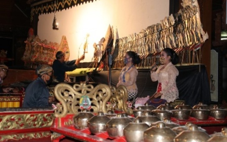Suasana Pentas Seni Wayang Kulit. Sumber: Damarinfo