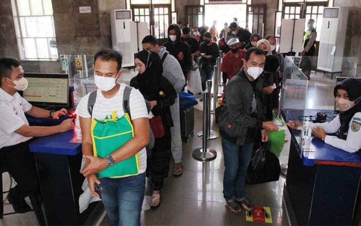 Suasana penumpang di stasiun Poncol Semarang menjelang libur Natal dan tahun baru 2022.