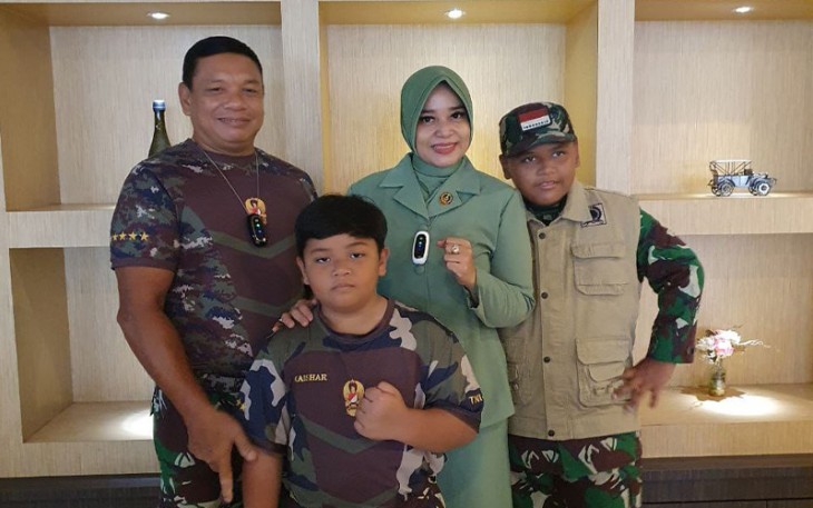 Brigjen TNI Ronny, S.AP, M.M bersama keluarganya
