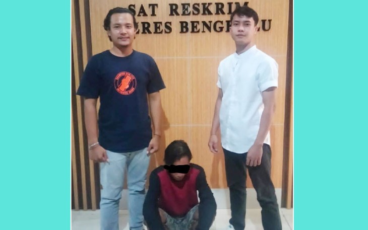 Terduga pelaku (diborgol jongkok) saat diamankan.
