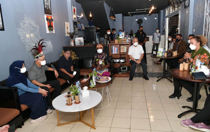 Wapres K. H. Ma'ruf Amin dan Ibu Hj. Wury Ma'ruf Amin menyempatkan singgah di kedai Meja Kopi yang terletak di Ruko Pasifik Permai Dok II Jayapura, Provinsi Papua, Selasa (29/11/2022).