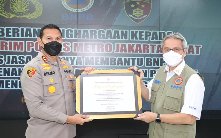 Wakapolres Metro Jakarta Barat Akbp Dr Bismo Teguh Prakoso saat menerima penghargaan