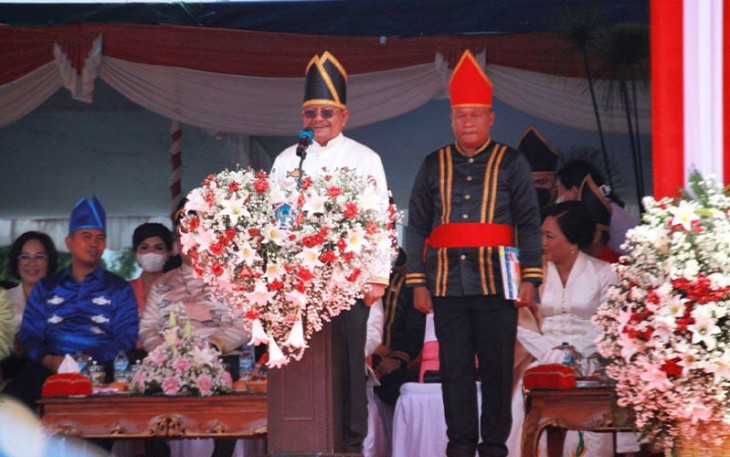 Walikota Bitung saat memimpin upacara bendera pada peringatan HUT Kota Bitung Ke-32.
