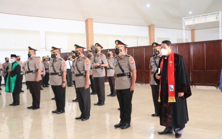 Pelaksanaan Upacara sertijab yang Berlangsung di Aula Gedung Adem Polda Bengkulu tetap menerapkan prokes pandemi covid-19