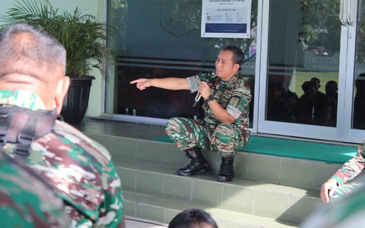 Dandim 1310/Bitung saat memberikan arahan di jam komandan