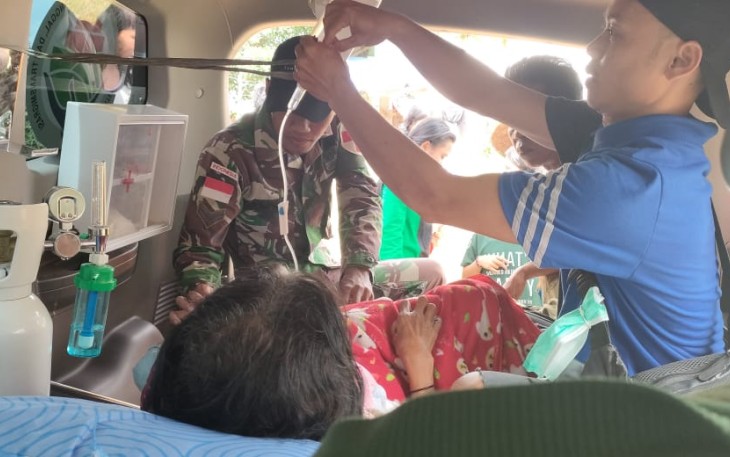 Satgas Pamtas Yonarmed 19/105 Trk Bogani saat Bantu Evakuasi Warga Sakit di Perbatasan