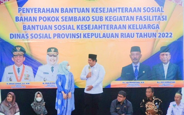 Roby saat Penyerahan BKS Pakaian dan Sembako Bagi 1.070 PKM