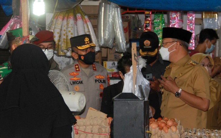 Gubernur Rohidin Mersyah bersama Forkopimda Provinsi Bengkulu saat meninjau Pasar Panorama, Selasa (5/4/2022).