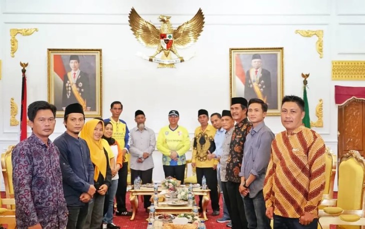 Gubernur Rohidin Mersyah saat menerima audiensi Perwakilan Masyarakat Kecamatan Ulok Kupai dan Kecamatan Napal Putih Kabupaten Bengkulu Utara terkait permasalahan anjloknya Harga TBS di Balai Raya Semarak Bengkulu, Jumat (24/6).