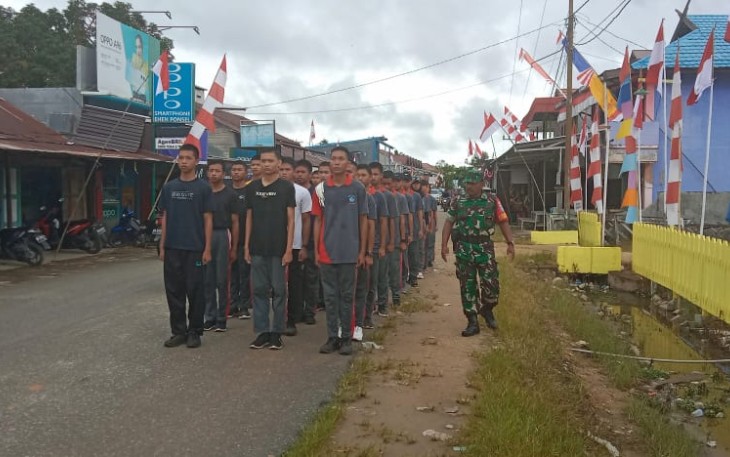 Babinsa Koramil Rungan saat Latih Paskibra Tingkat Kecamatan 