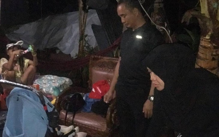 Dandim 1310/Bitung bersama ibu saat memberikan bingkisan
