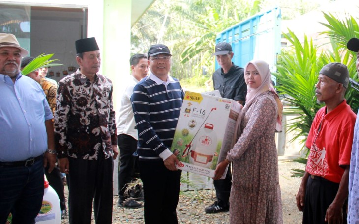 Gubernur Bengkulu Rohidin Mersyah saat Serahkan Bantuan Alsintan dan Bibit ke Kelompok Tani