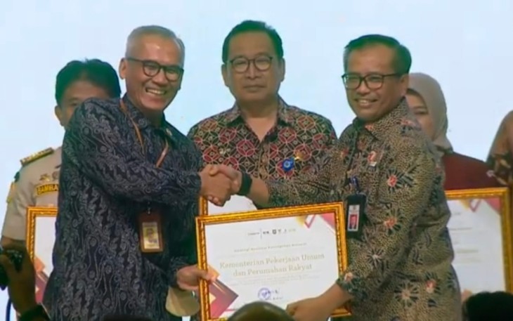 Kementerian PUPR saat Terima Penghargaan Aksi Stranas PK Implementasi Katalog Sektoral Konstruksi