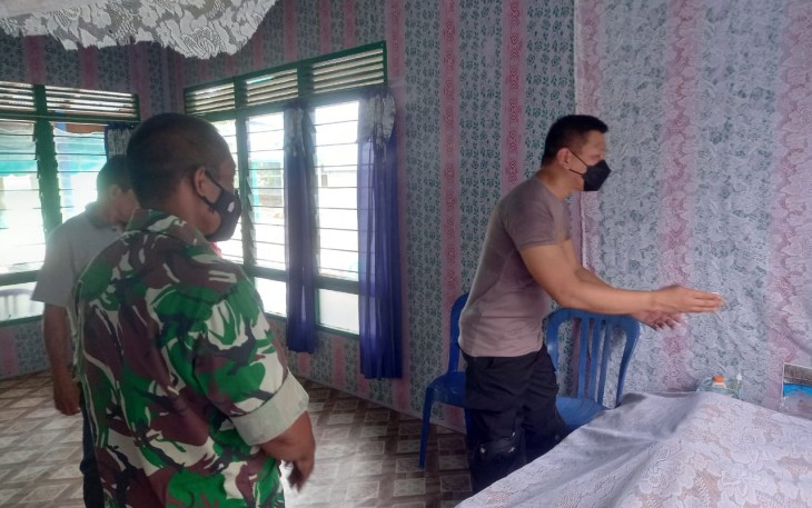 Babinsa Koramil Rungan Bersama Bhabinkamtibmas saat Sambangi Warga yang Terkena Musibah 