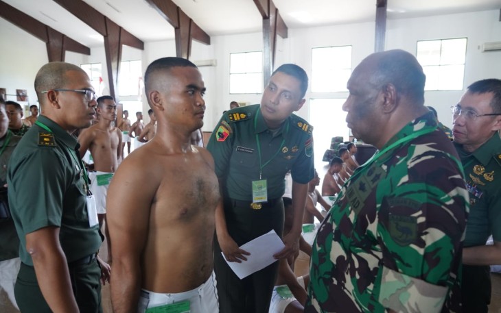 Kasdam Kasuari saat Pimpin Sidang Parade Caba PK TNI AD Reguler Pria dan Keagamaan TA 2022 