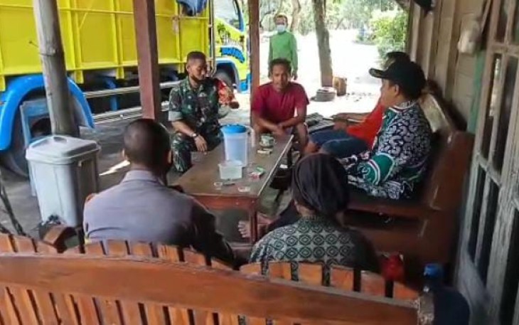 Babinsa Kasreman saat Komsos dengan Warga Binaannya