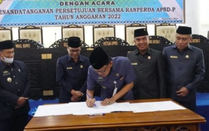 DPRD Pesibar saat Setujui Ranperda APBD Perubahan Pesibar TA 2022