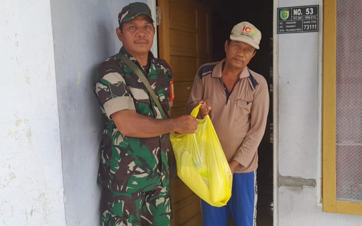 Babinsa Koramil Pahandut saat Berikan Bantuan Sembako Kepada Warga Tidak Mampu 